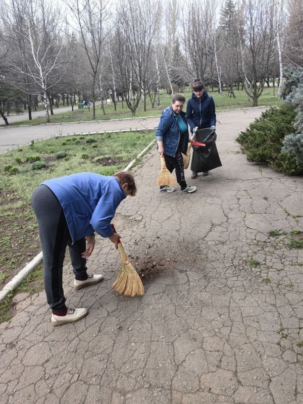В г.о. Торез состоялся общегородской субботник В г.о. Торез состоялся общегородской субботник