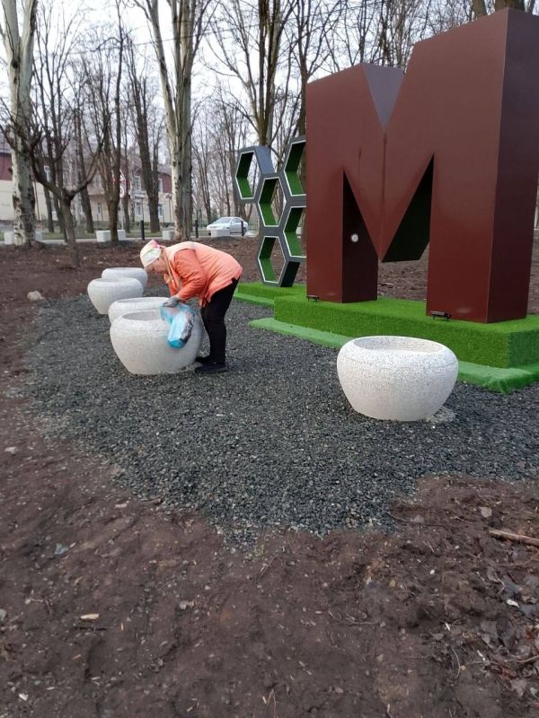 Александр Пеняев: С заботой об округе. В субботний день работники Ясиноватского жилищно-эксплуатационного комбината продолжают борьбу за порядок в Ясиноватой Александр Пеняев: С заботой об округе. В субботний день работники Ясиноватского жилищно-эксплуатационного комбината продолжают борьбу за порядок в Ясиноватой