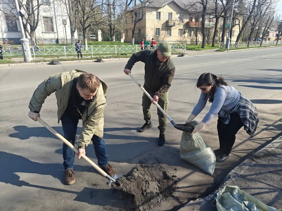 В Снежном состоялся первый общегородской субботник В Снежном состоялся первый общегородской субботник