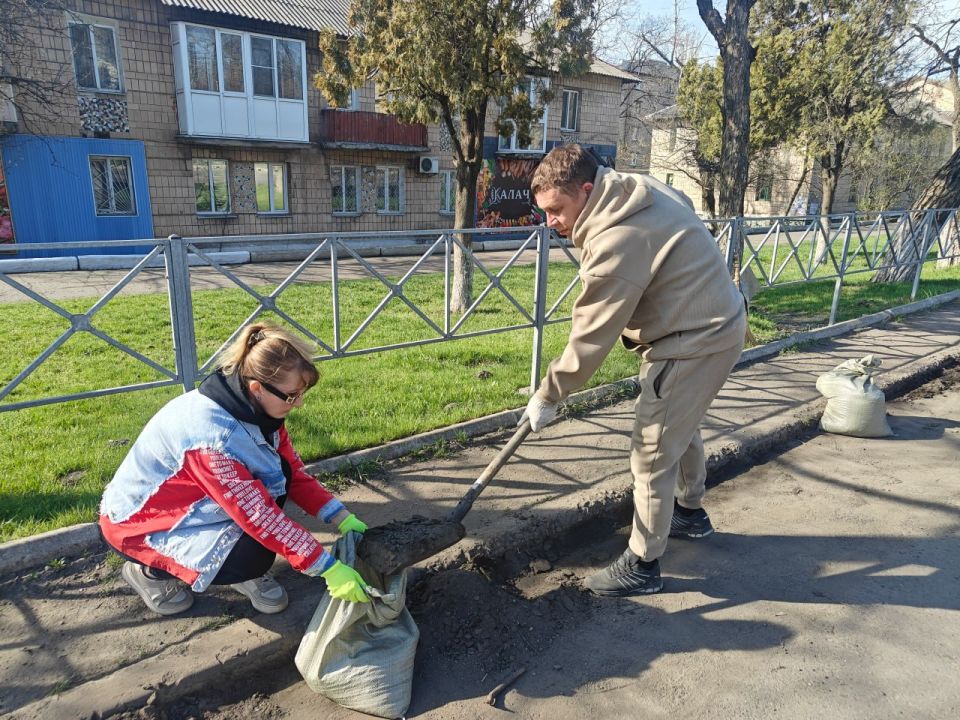В Снежном состоялся первый общегородской субботник В Снежном состоялся первый общегородской субботник