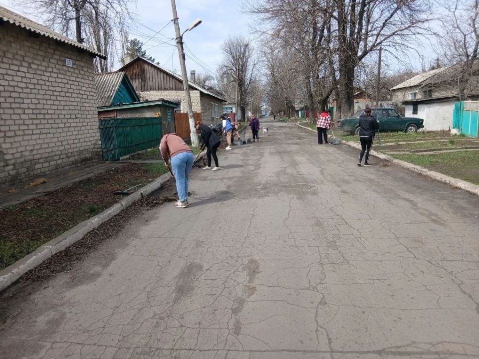 В г.о. Торез состоялся общегородской субботник В г.о. Торез состоялся общегородской субботник