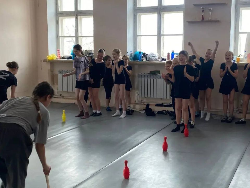Сегодня, 4 апреля, во Дворце культуры города Зугрэса прошла игровая развлекательная программа «Неразлучные друзья - спорт, мой друг и я» Сегодня, 4 апреля, во Дворце культуры города Зугрэса прошла игровая развлекательная программа «Неразлучные друзья - спорт, мой друг и я»
