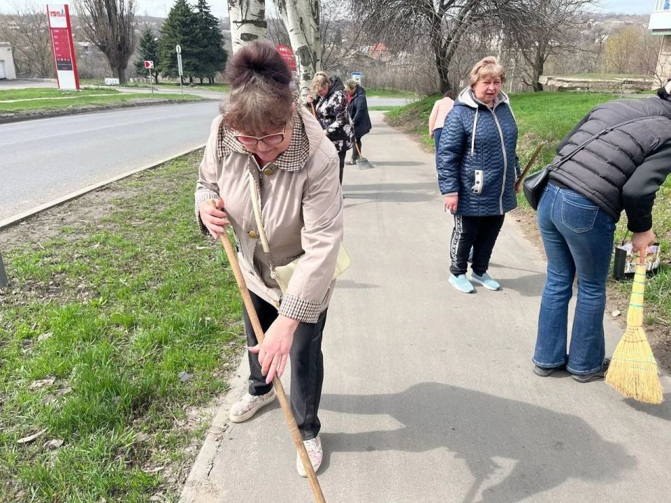 В г.о. Торез состоялся общегородской субботник В г.о. Торез состоялся общегородской субботник