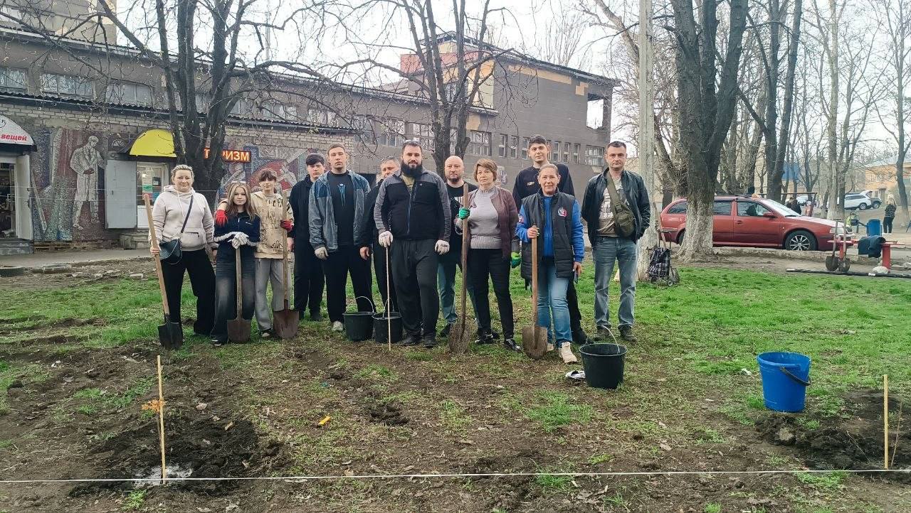 Очистили двор от мусора и высадили деревья жители Азотного в Донецке