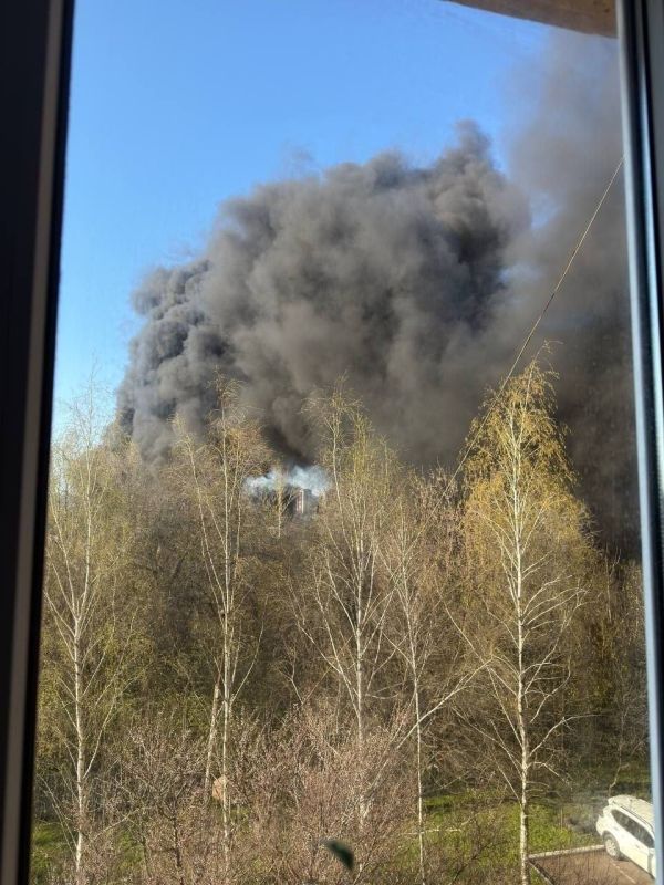 Дети подожгли покрышки и устроили пожар на Скляренко ниже Норда в Донецке Дети подожгли покрышки и устроили пожар на Скляренко ниже Норда в Донецке