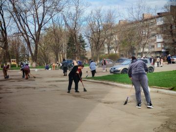 Когда город — это команда. 4 апреля в городском округе Енакиево прошёл общегородской субботник в рамках партийного проекта «Донбасс наш дом» и акции «Зелёный Донбасс»