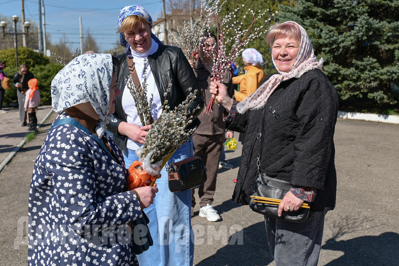 Фоторепортаж: прихожане Свято-Покровского храма в Донецке встретили Вербное воскресенье Фоторепортаж: прихожане Свято-Покровского храма в Донецке встретили Вербное воскресенье