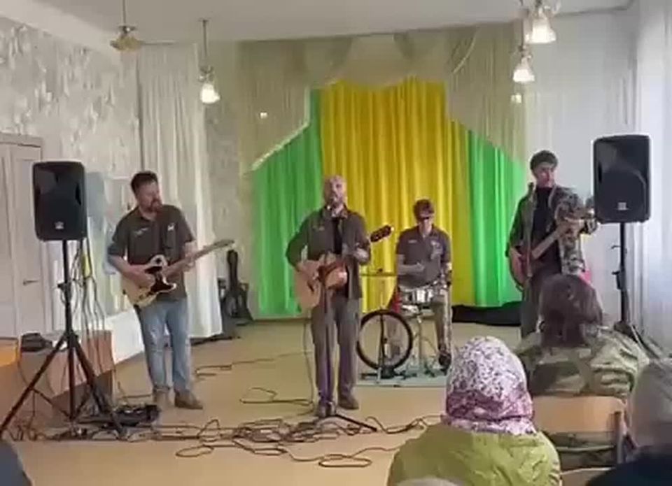 Для жителей пункта временного размещения выступила рокгруппа «Зверобой»!