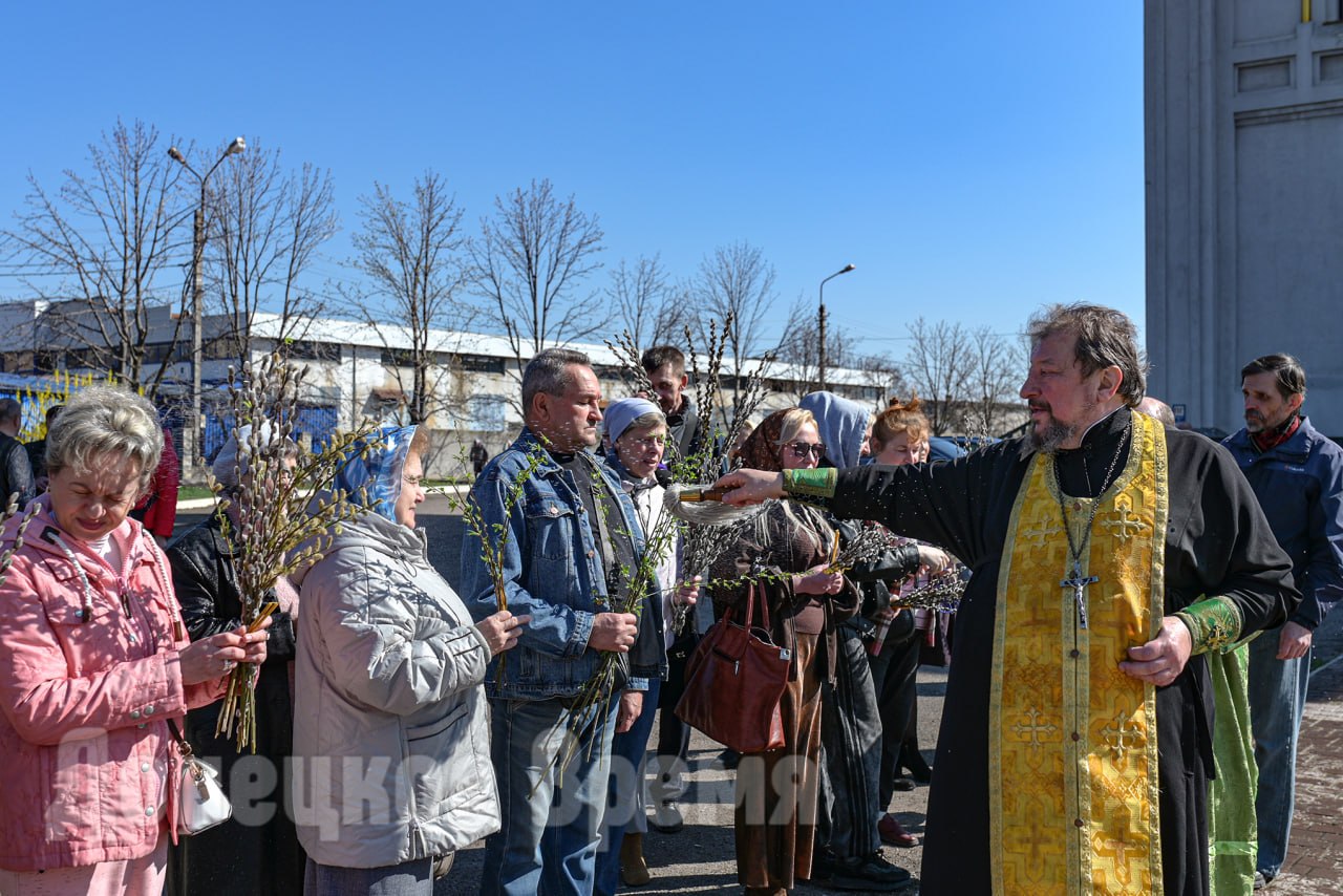 Фоторепортаж: прихожане Свято-Покровского храма в Донецке встретили Вербное воскресенье Фоторепортаж: прихожане Свято-Покровского храма в Донецке встретили Вербное воскресенье