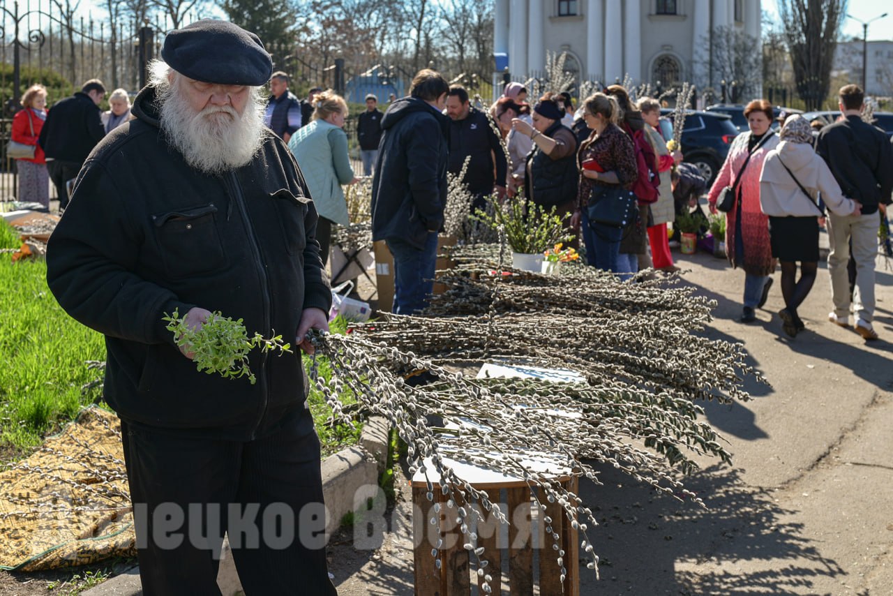 Фоторепортаж: прихожане Свято-Покровского храма в Донецке встретили Вербное воскресенье Фоторепортаж: прихожане Свято-Покровского храма в Донецке встретили Вербное воскресенье