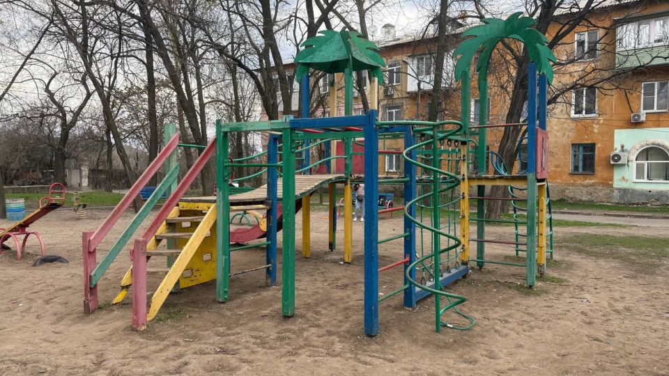 Дончане жалуются на состояние детской площадки в Буденновском районе по улице Минская 1