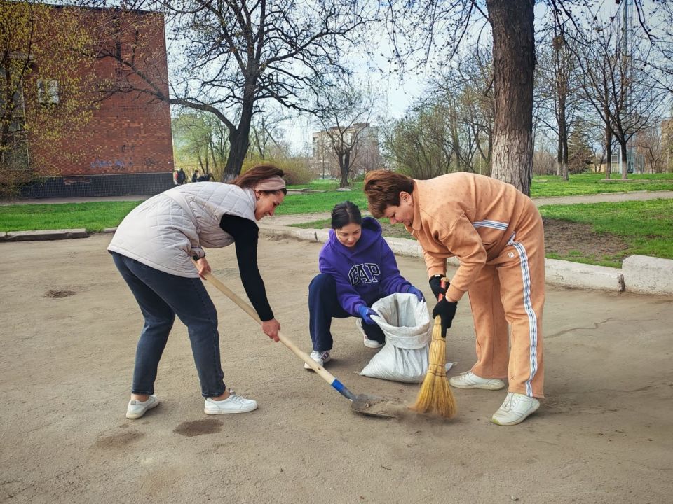 Когда город — это команда. 4 апреля в городском округе Енакиево прошёл общегородской субботник в рамках партийного проекта «Донбасс наш дом» и акции «Зелёный Донбасс» Когда город — это команда. 4 апреля в городском округе Енакиево прошёл общегородской субботник в рамках партийного проекта «Донбасс наш дом» и акции «Зелёный Донбасс»