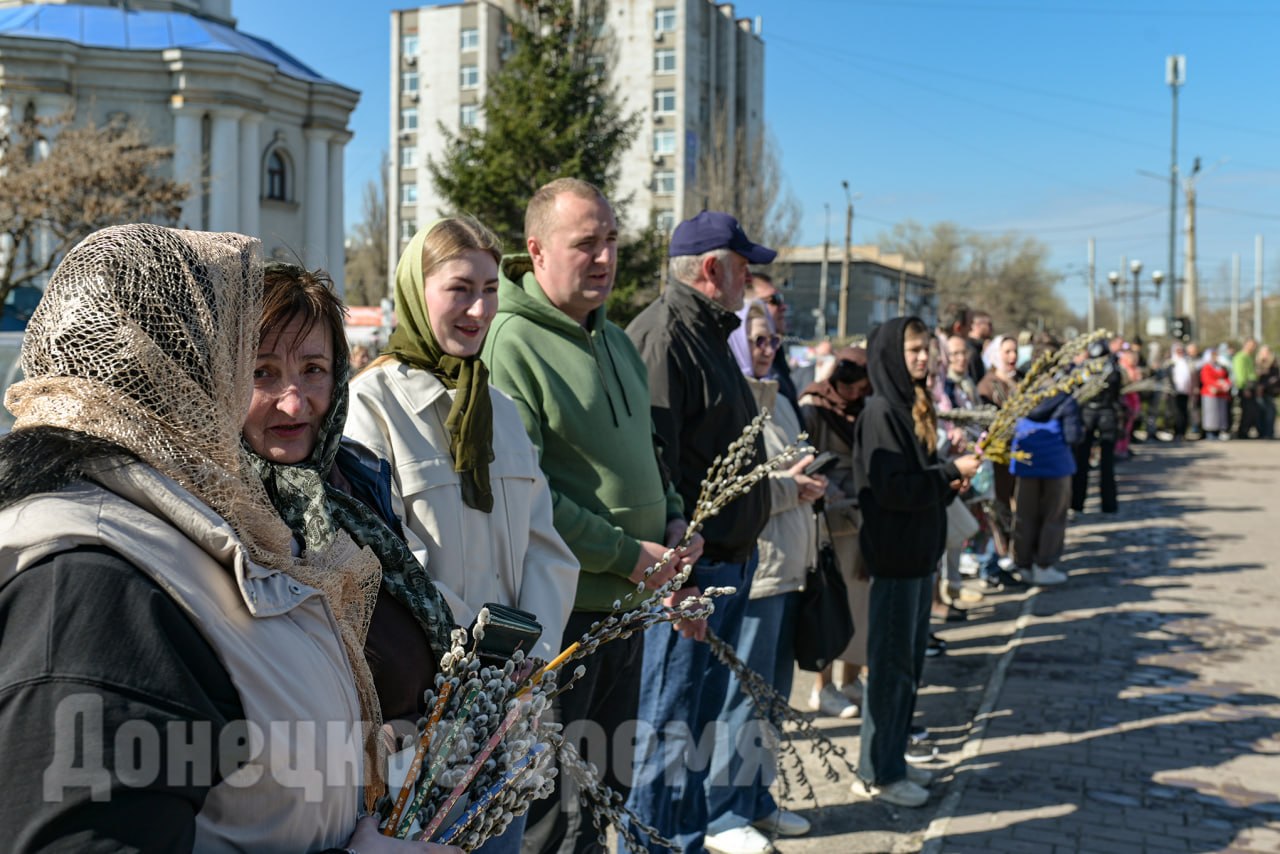 Фоторепортаж: прихожане Свято-Покровского храма в Донецке встретили Вербное воскресенье Фоторепортаж: прихожане Свято-Покровского храма в Донецке встретили Вербное воскресенье