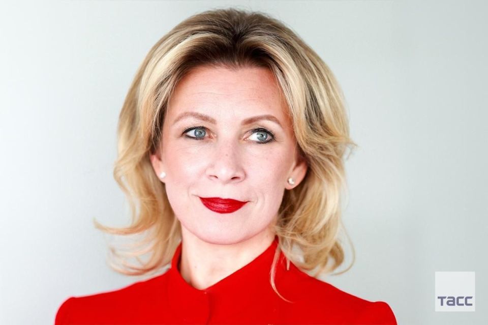 РОССИЯ СЕЙЧАС СРАЖАЕТСЯ ОДНОВРЕМЕННО НА ТРЁХ ФРОНТАХ, заявила официальный представитель МИД РФ Мария Захарова на Всероссийском медиафоруме «ЮНКОР»: