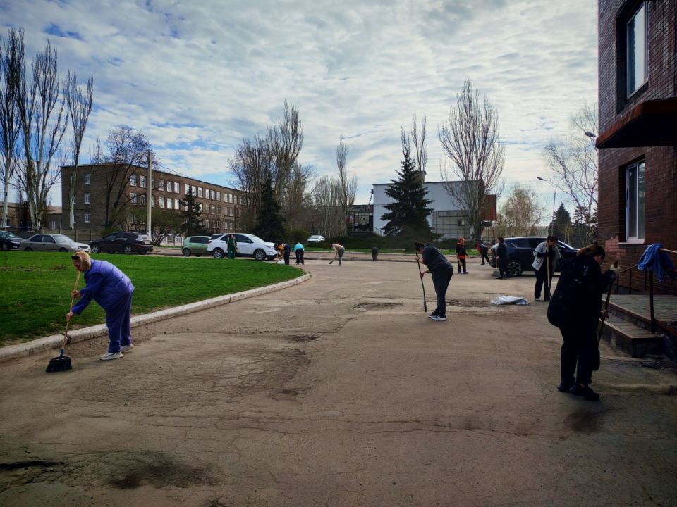 Когда город — это команда. 4 апреля в городском округе Енакиево прошёл общегородской субботник в рамках партийного проекта «Донбасс наш дом» и акции «Зелёный Донбасс» Когда город — это команда. 4 апреля в городском округе Енакиево прошёл общегородской субботник в рамках партийного проекта «Донбасс наш дом» и акции «Зелёный Донбасс»