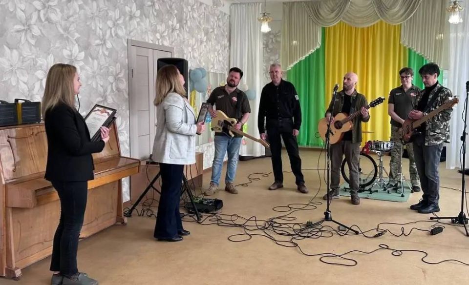 Для жителей пункта временного размещения выступила рокгруппа «Зверобой»! Для жителей пункта временного размещения выступила рокгруппа «Зверобой»!