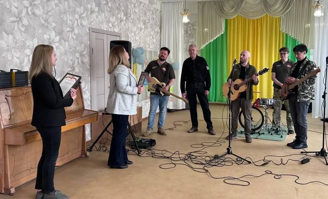 Для жителей пункта временного размещения выступила рокгруппа «Зверобой»! Для жителей пункта временного размещения выступила рокгруппа «Зверобой»!