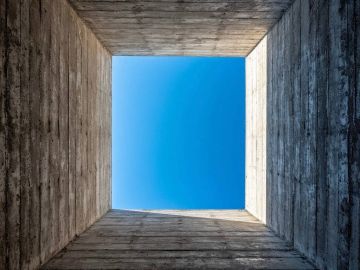 Как выяснилось, девушка захотела «острых» ощущений и провалилась между 6 и 7 этажами многоэтажки