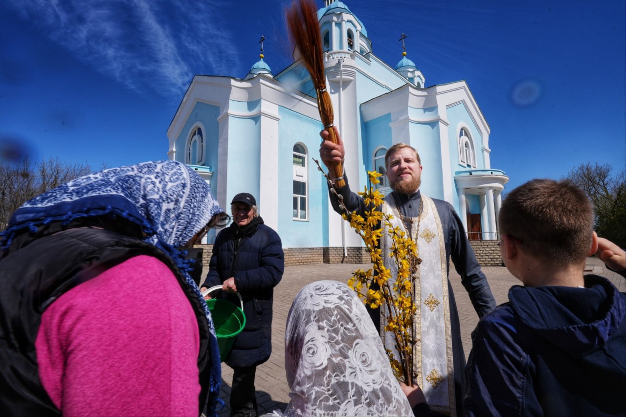 Освящение вербы в Свято-Николаевском храме Мариуполя собрало множество верующих - каждые 5-10 минут выстраиваются новые десятки прихожан Освящение вербы в Свято-Николаевском храме Мариуполя собрало множество верующих - каждые 5-10 минут выстраиваются новые десятки прихожан