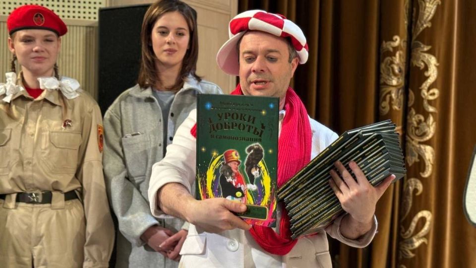 "КотоБум" в Донецке: Ясиноватая дарит пушистую звезду Театру Куклачёва "КотоБум" в Донецке: Ясиноватая дарит пушистую звезду Театру Куклачёва