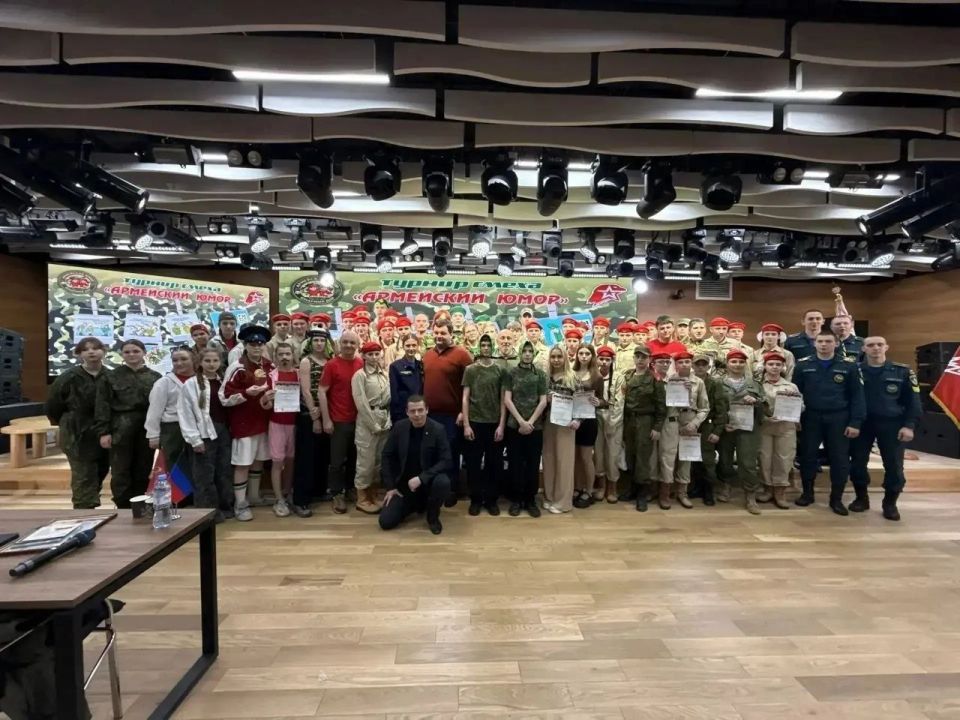 4 апреля в Доме молодёжи «30/09» состоялся первый среди юнармейцев турнир смеха «Армейский юмор», прошедший в рамках национального проекта «Молодёжь и дети»! 4 апреля в Доме молодёжи «30/09» состоялся первый среди юнармейцев турнир смеха «Армейский юмор», прошедший в рамках национального проекта «Молодёжь и дети»!