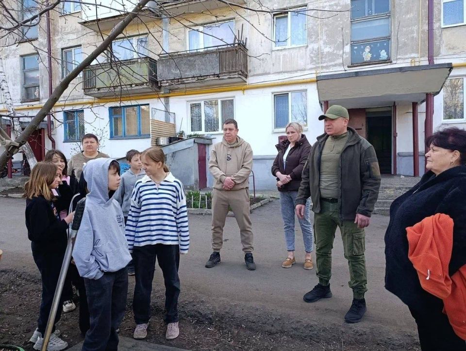 Глава Снежного обсудил с жителями вопросы благоустройства Глава Снежного обсудил с жителями вопросы благоустройства