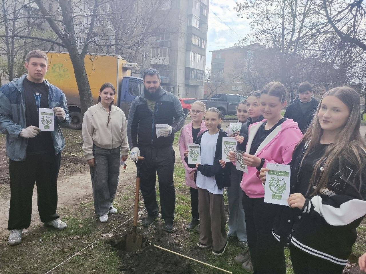 Очистили двор от мусора и высадили деревья жители Азотного в Донецке Очистили двор от мусора и высадили деревья жители Азотного в Донецке