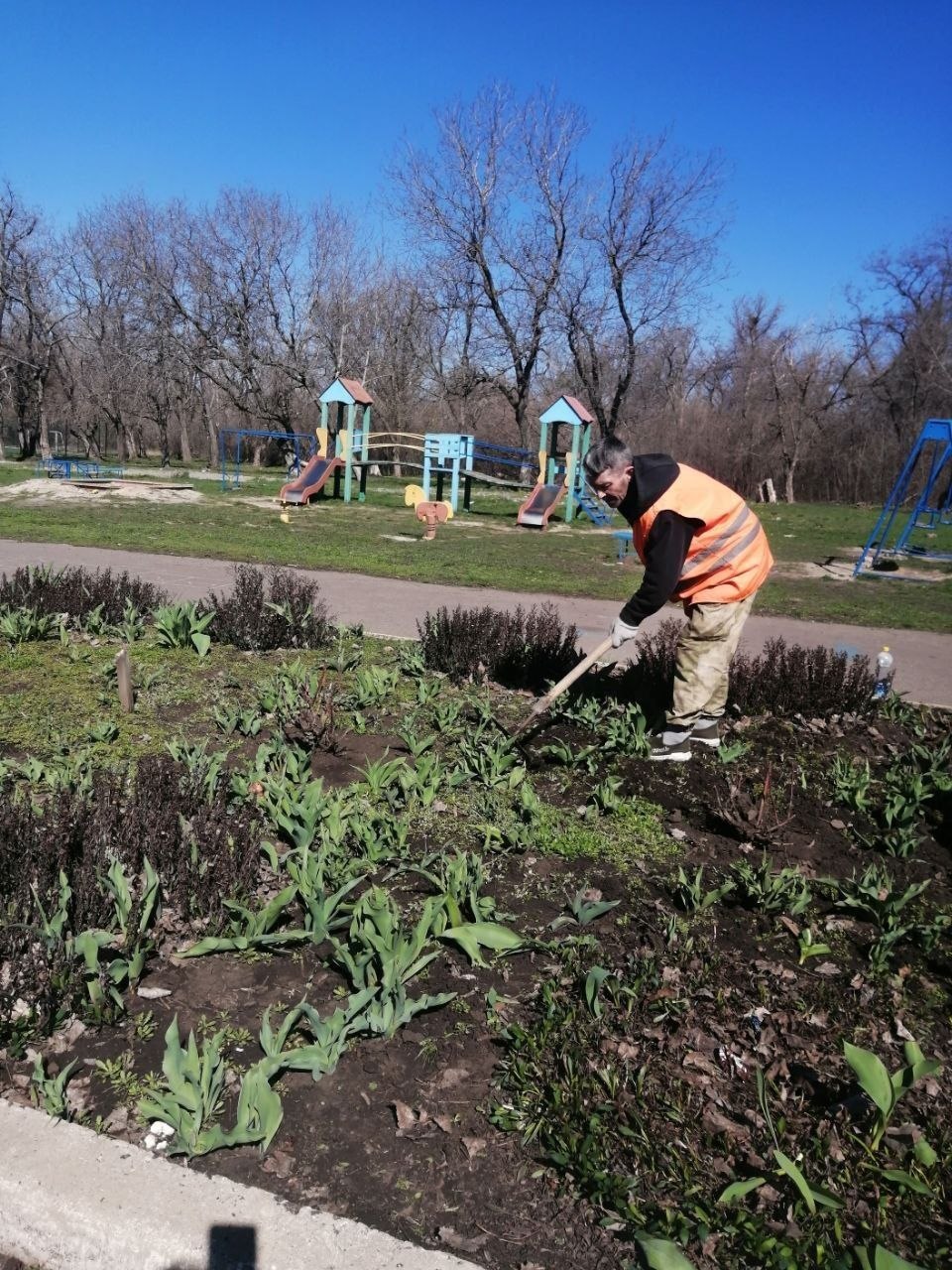 Коммунальщики Снежного продолжают благоустраивать территории общего пользования