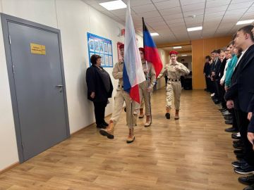 Наталья Великодная: В рамках партийного проекта Единая Россия "Новая школа" начало 4 четверти и новая учебная неделя в Тельмановской гимназии началась традиционно с линейки и почётного права выноса флага Российской Федерации...