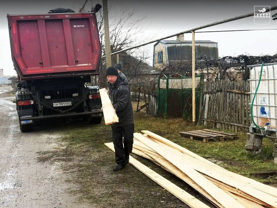 Команда Пуровского дорожно-строительного управления помогает семье из Волновахского округа Команда Пуровского дорожно-строительного управления помогает семье из Волновахского округа