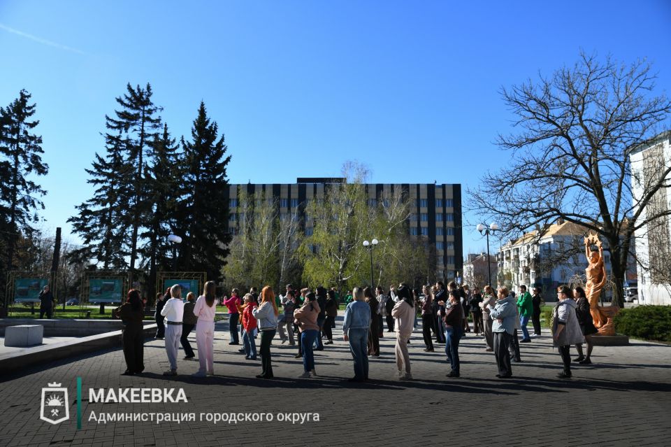 В Макеевке прошла зарядка на свежем воздухе В Макеевке прошла зарядка на свежем воздухе
