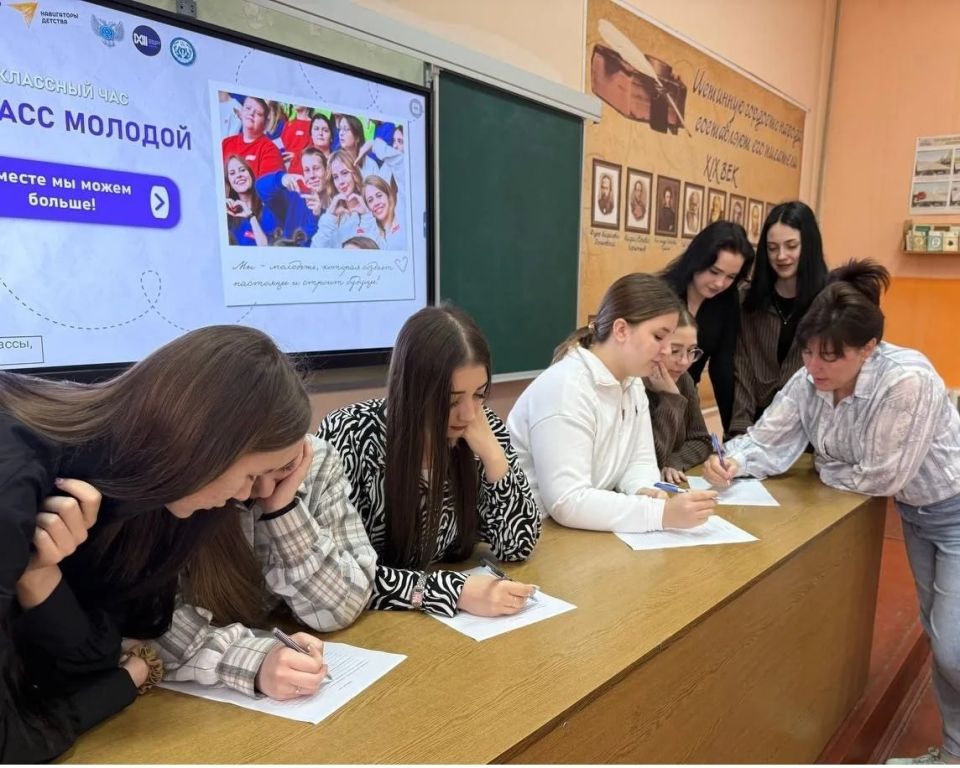 Весна — время новых возможностей: в ДНР прошли единые классные часы «Донбасс молодой» Весна — время новых возможностей: в ДНР прошли единые классные часы «Донбасс молодой»