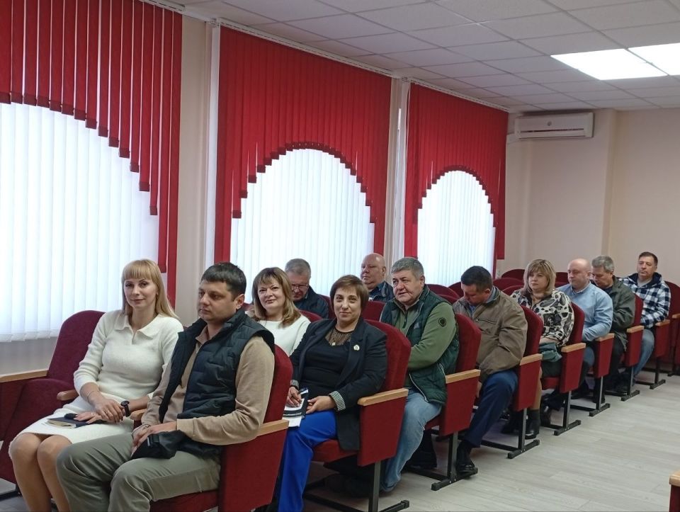 Александр Пеняев: Главной темой очередного аппаратного совещания, которое сегодня провел вместе с председателем Ясиноватского муниципального совета Анной Бондарь, стало весеннее благоустройство округа Александр Пеняев: Главной темой очередного аппаратного совещания, которое сегодня провел вместе с председателем Ясиноватского муниципального совета Анной Бондарь, стало весеннее благоустройство округа