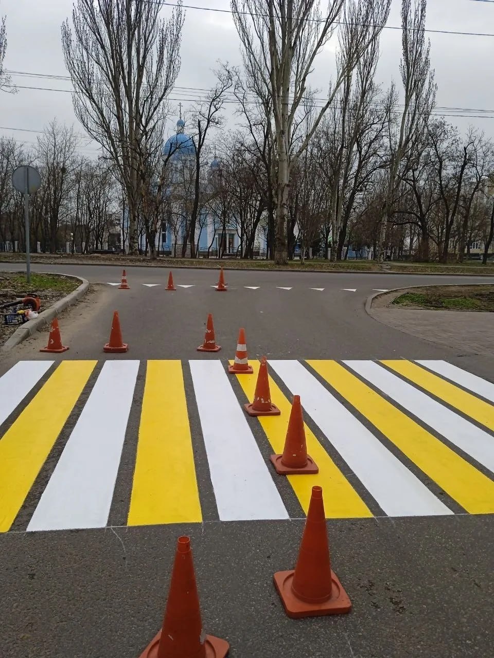 Дорожники обновляют пешеходную разметку у мариупольских храмов