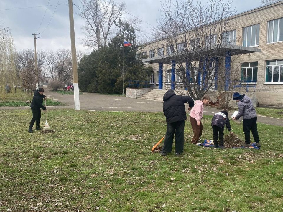 Весенние каникулы с пользой: школьники Новоазовского муниципального округа вышли на субботники! Весенние каникулы с пользой: школьники Новоазовского муниципального округа вышли на субботники!