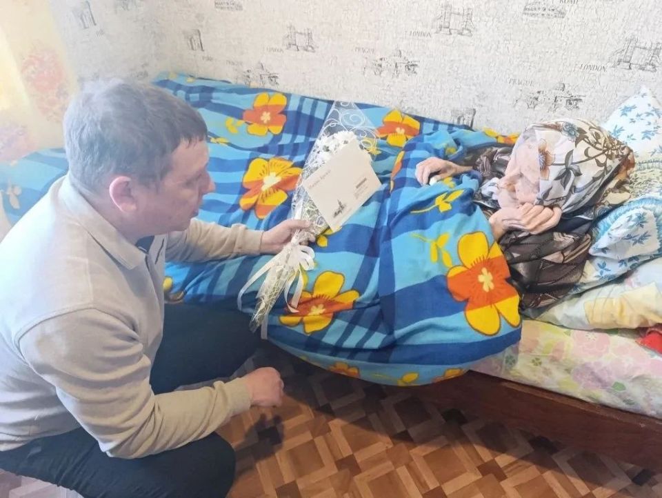 В Снежном чествовали долгожительницу В Снежном чествовали долгожительницу