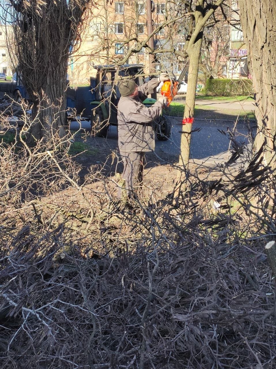 Коммунальщики Снежного продолжают благоустраивать территории общего пользования Коммунальщики Снежного продолжают благоустраивать территории общего пользования