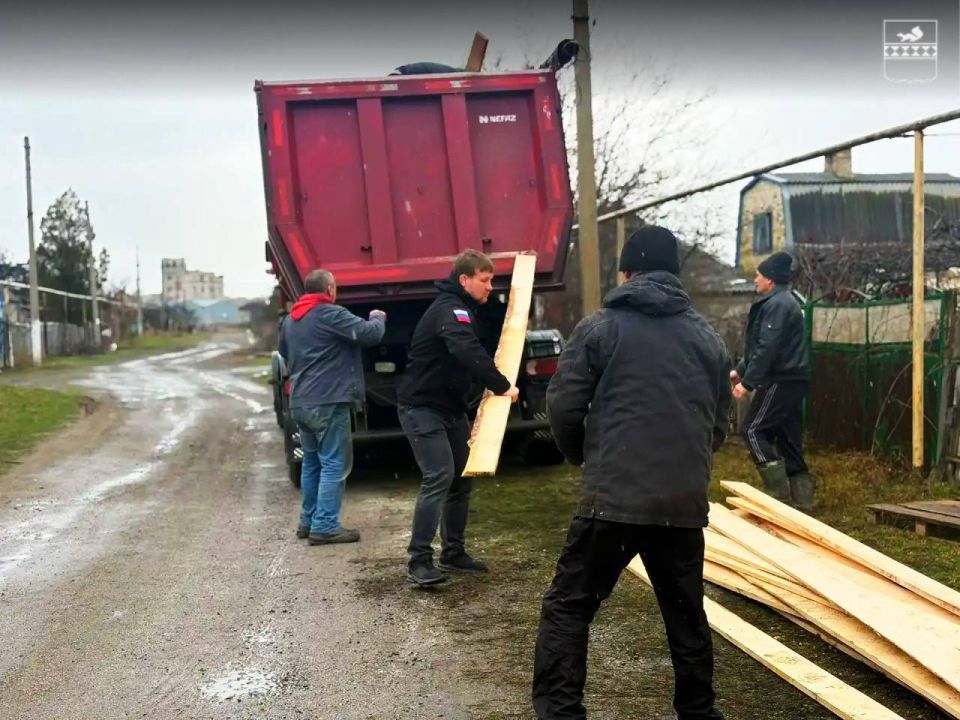 Команда Пуровского дорожно-строительного управления помогает семье из Волновахского округа Команда Пуровского дорожно-строительного управления помогает семье из Волновахского округа