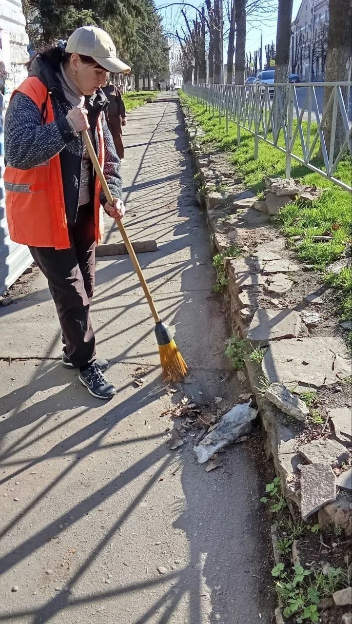 Коммунальщики Снежного продолжают благоустраивать территории общего пользования Коммунальщики Снежного продолжают благоустраивать территории общего пользования