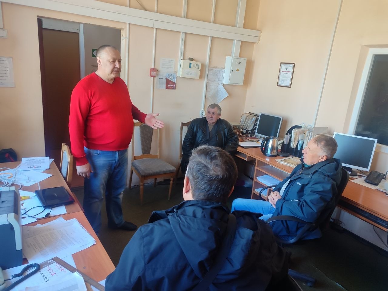 Сегодня начальник Тельмановского территориального отдела Администрации Тельмановского муниципального округа провел выездное рабочее совещание с трудовым коллективом ГУП ДНР «Российский оператор связи» в поселке Тельманово Сегодня начальник Тельмановского территориального отдела Администрации Тельмановского муниципального округа провел выездное рабочее совещание с трудовым коллективом ГУП ДНР «Российский оператор связи» в поселке Тельманово