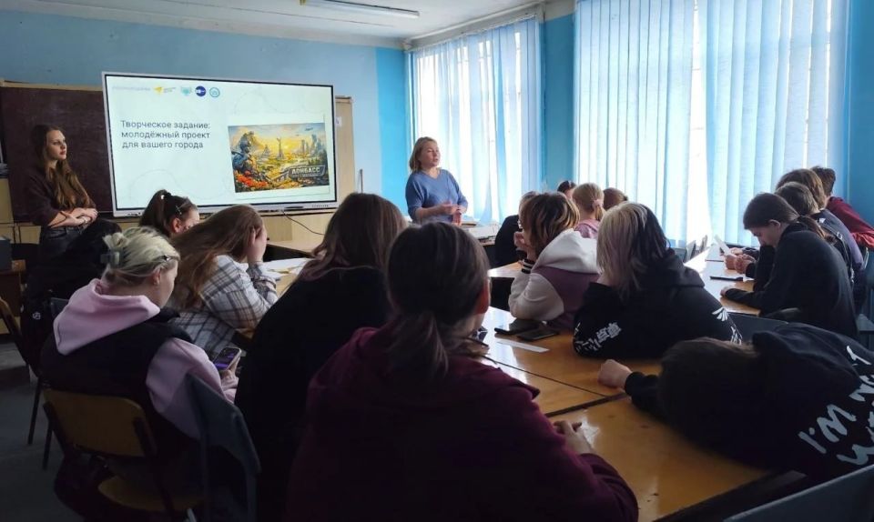 Весна — время новых возможностей: в ДНР прошли единые классные часы «Донбасс молодой» Весна — время новых возможностей: в ДНР прошли единые классные часы «Донбасс молодой»