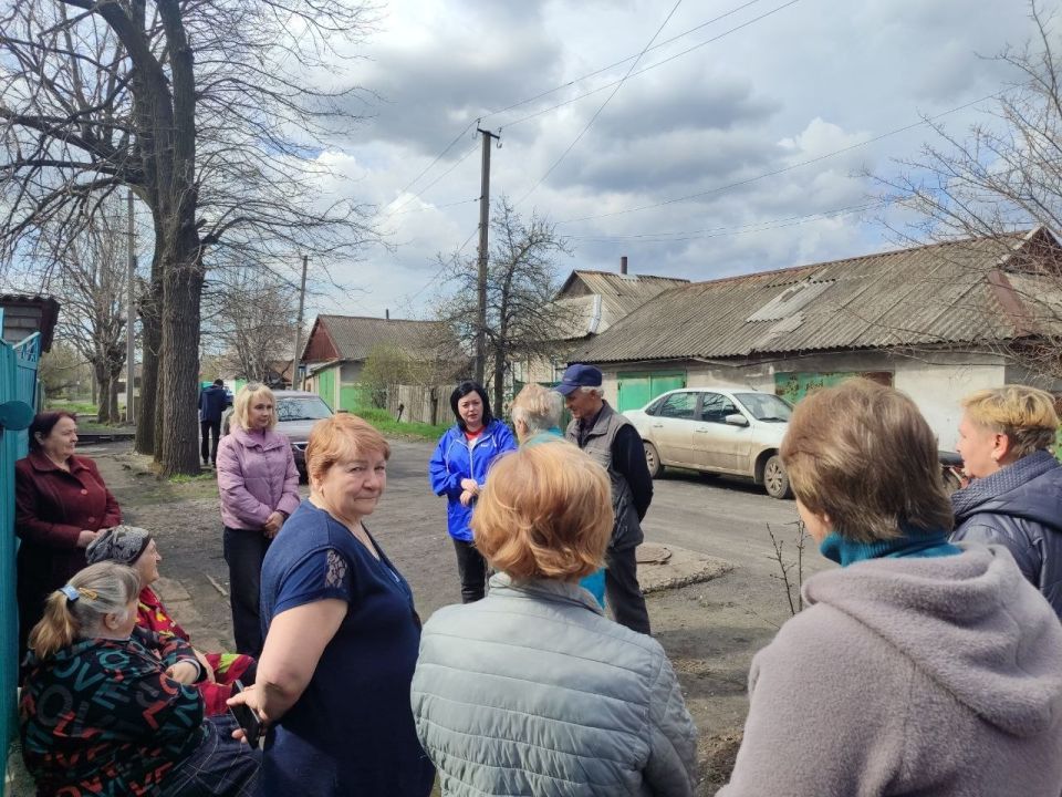 В субботу заместитель главы Администрации муниципального образования Виктория Рогожина провела встречу с жителями пгт Зуевка по улице Комсомольская