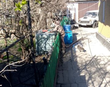 В Кировском внутригородском районе при поддержке региона-шефа Московская область продолжается подвоз воды для жителей домов, в которые в установленный графиком день не поступила вода