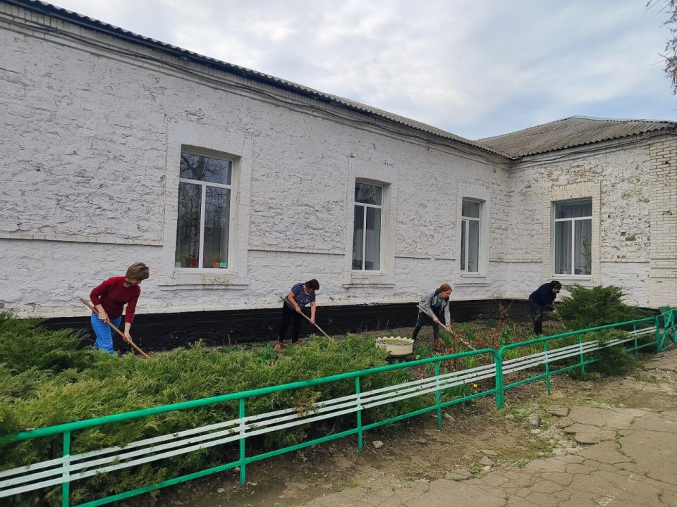 В рамках мероприятий по благоустройству в весенний период коллективами ГБОУ «Средняя школа № 7 городского округа Макеевка», Детская библиотека им. Л.И. Глебова № 15 МБУ «Централизованная библиотечная система г. Макеевки»... В рамках мероприятий по благоустройству в весенний период коллективами ГБОУ «Средняя школа № 7 городского округа Макеевка», Детская библиотека им. Л.И. Глебова № 15 МБУ «Централизованная библиотечная система г. Макеевки»...