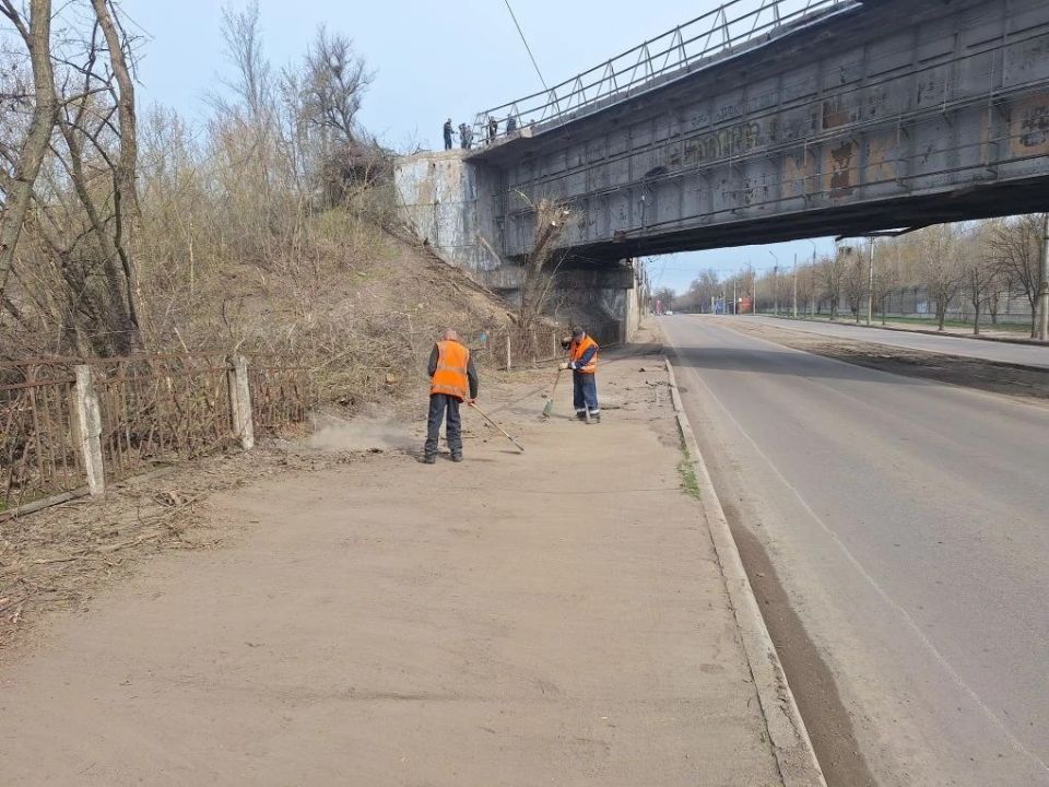 В субботу, 4 апреля, в рамках общегородского субботника, сотрудники Филиала № 3 «Макеевский металлургический завод» ООО «ЮГМК ДОНЕЦК» вышли на уборку территории по ул. Металлургической. Участниками субботника проведены... В субботу, 4 апреля, в рамках общегородского субботника, сотрудники Филиала № 3 «Макеевский металлургический завод» ООО «ЮГМК ДОНЕЦК» вышли на уборку территории по ул. Металлургической. Участниками субботника проведены...