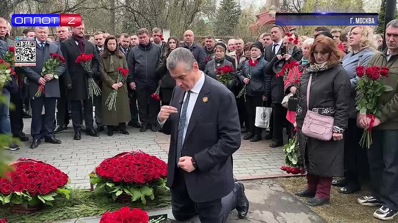 Голос, который не заглушить: в Москве почтили память Жириновского