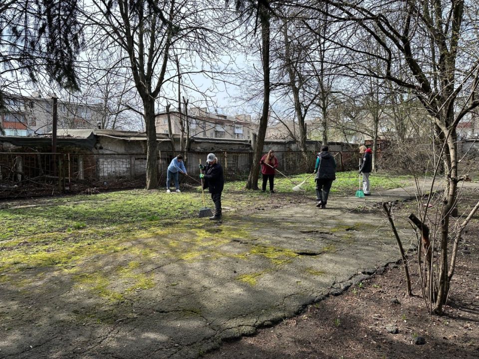 В рамках мероприятий по благоустройству в весенний период коллективами ГБОУ «Средняя школа № 7 городского округа Макеевка», Детская библиотека им. Л.И. Глебова № 15 МБУ «Централизованная библиотечная система г. Макеевки»... В рамках мероприятий по благоустройству в весенний период коллективами ГБОУ «Средняя школа № 7 городского округа Макеевка», Детская библиотека им. Л.И. Глебова № 15 МБУ «Централизованная библиотечная система г. Макеевки»...