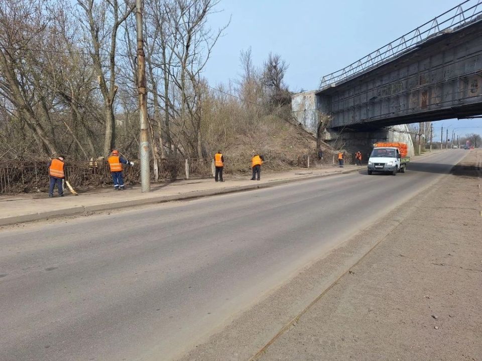 В субботу, 4 апреля, в рамках общегородского субботника, сотрудники Филиала № 3 «Макеевский металлургический завод» ООО «ЮГМК ДОНЕЦК» вышли на уборку территории по ул. Металлургической. Участниками субботника проведены... В субботу, 4 апреля, в рамках общегородского субботника, сотрудники Филиала № 3 «Макеевский металлургический завод» ООО «ЮГМК ДОНЕЦК» вышли на уборку территории по ул. Металлургической. Участниками субботника проведены...