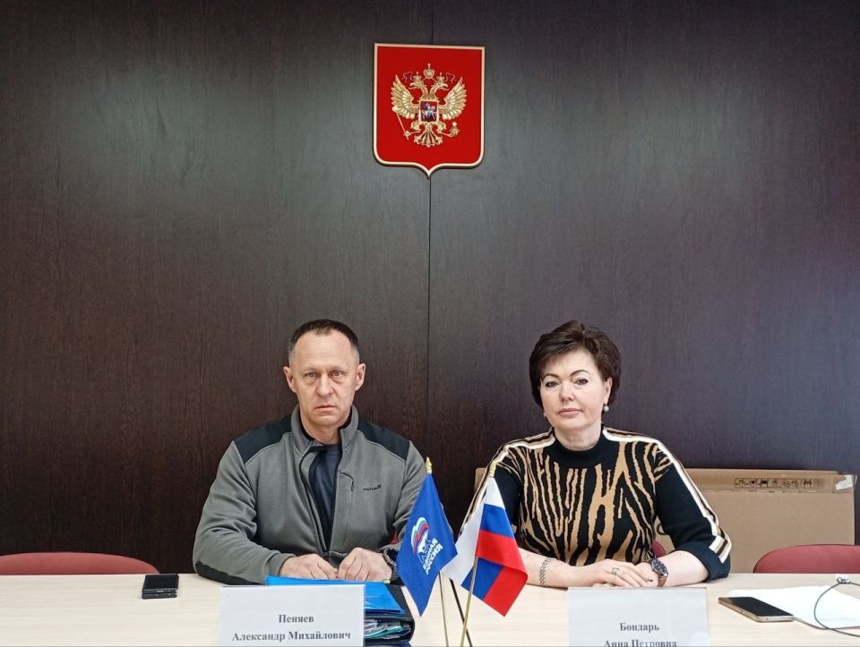 Александр Пеняев: Главной темой очередного аппаратного совещания, которое сегодня провел вместе с председателем Ясиноватского муниципального совета Анной Бондарь, стало весеннее благоустройство округа