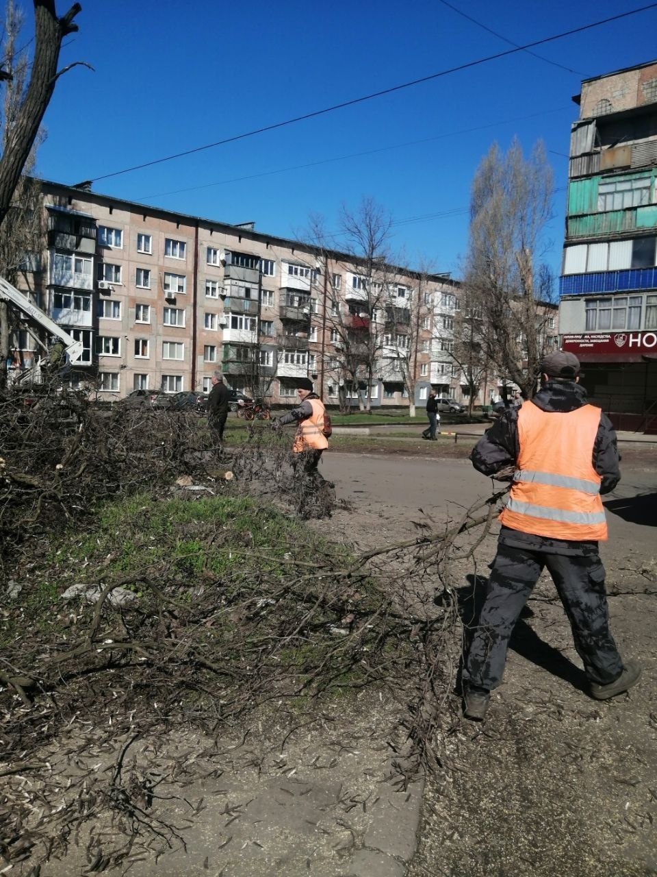 Коммунальщики Снежного продолжают благоустраивать территории общего пользования Коммунальщики Снежного продолжают благоустраивать территории общего пользования